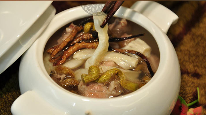 累到不想动？冬虫夏草煲这 3 样，解疲劳超管用